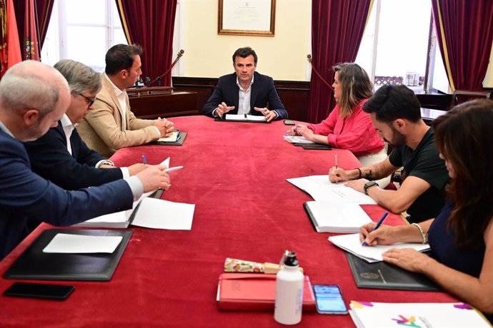 Bruno García reunido con la oposición.