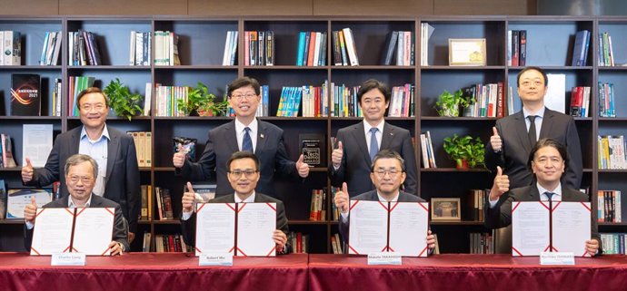 From left to right in the first row are Charles Liang, President and CEO of Supermicro; Robert Wu, President and CEO of SHARP; Makoto Takahashi, Chairman of KDDI; and Norihiko Ishihara, Chairman of Datasection.