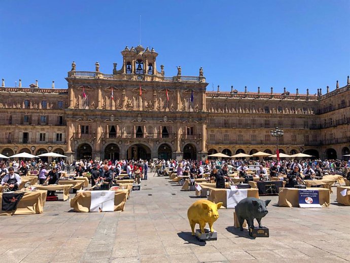 Celebración del 'Domingo Ibérico' en la Plaza Mayor de Salamanca.