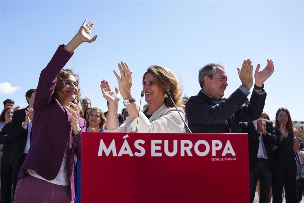 La vicepresidenta Teresa Ribera, (2d); el secretario general del PSOE-A, Juan Espadas (d), y la vicesecretaria general del PSOE, María Jesús Montero, en la presentación de la candidatura a las elecciones europeas del 9J en Sevilla. (Foto de archivo).