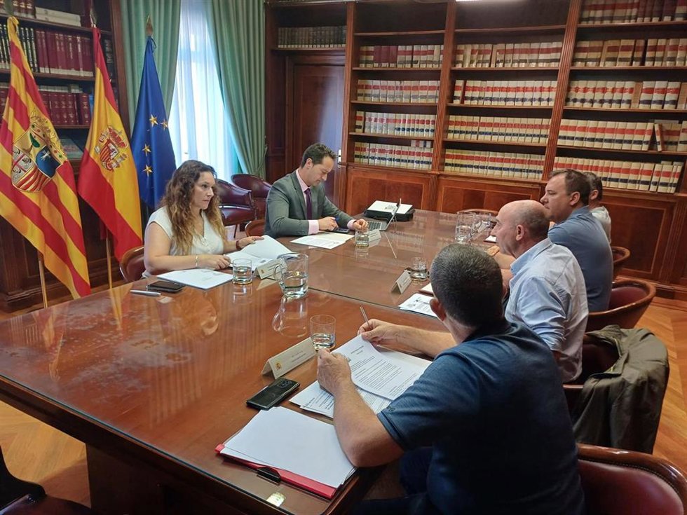 Reunión entre representantes de UAGA y la subdelegada del Gobierno en Zaragoza, Noelia Herrero, y con el subdelegado del Gobierno en Teruel, Enrique Gómez.