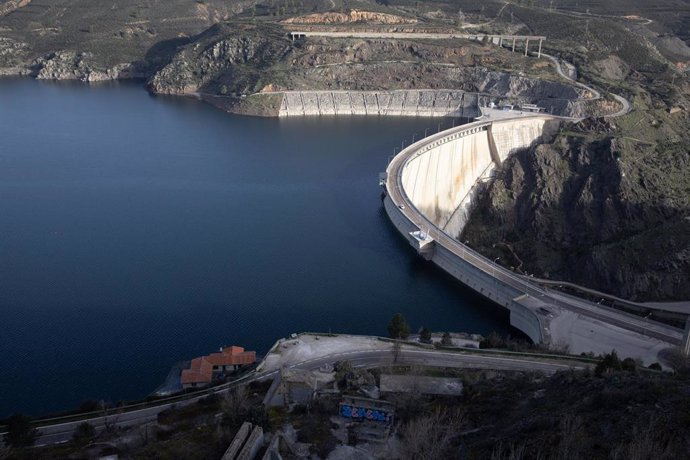 Archivo - Presa del embalse del Atazar desde el Mirador de El Atazar, a 19 de marzo de 2024, Madrid (España). 