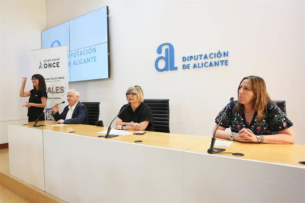 La diputada de Bienestar Social de la Diputación de Alicante, Loreto Serrano, el presidente del Consejo Territorial de la ONCE en la Comunitat Valenciana, Enrique Llinz, y la directora de la ONCE en Alicante, Estela Medina