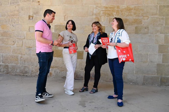 La candidata del PSOE al Parlamento Europeo, Rosa Serrano, en un acto de campaña en la provincia de Huesca.