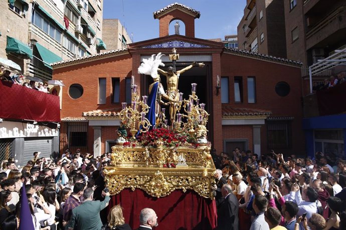 Archivo - Procesión del Santísimo Cristo de la Lanzada, en el barrio del Zaidín en 2019