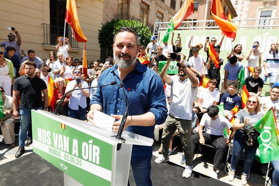 El líder de VOX, Santiago Abascal, durante un acto de campaña de VOX, en la plaza Julián Romea, a 2 de junio de 2024, en Murcia, Región de Murcia (España).
