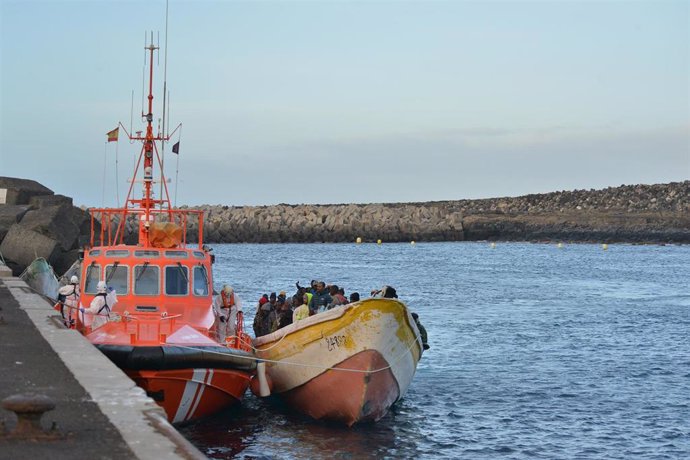 Archivo - Una patera con 156 personas a bordo llega al Muelle de La Restinga con la ayuda de la barca de Salvamento Marítimo, a 15 de diciembre de 2023, en El Hierro, Santa Cruz de Tenerife, Tenerife, Canarias (España). 