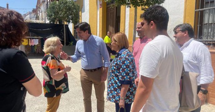 El portavoz de la Ejecutiva Provincial del PSOE de Huelva y parlamentario andaluz, Enrique Gaviño, en su visita a Zalamea la Real junto a otros socialistas onubenses.