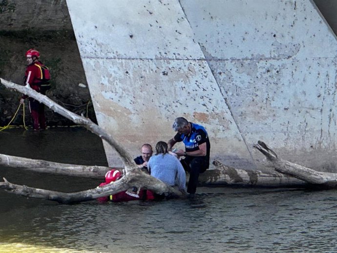 Un momento del rescate de la mujer que se ha caído al Pisuerga.