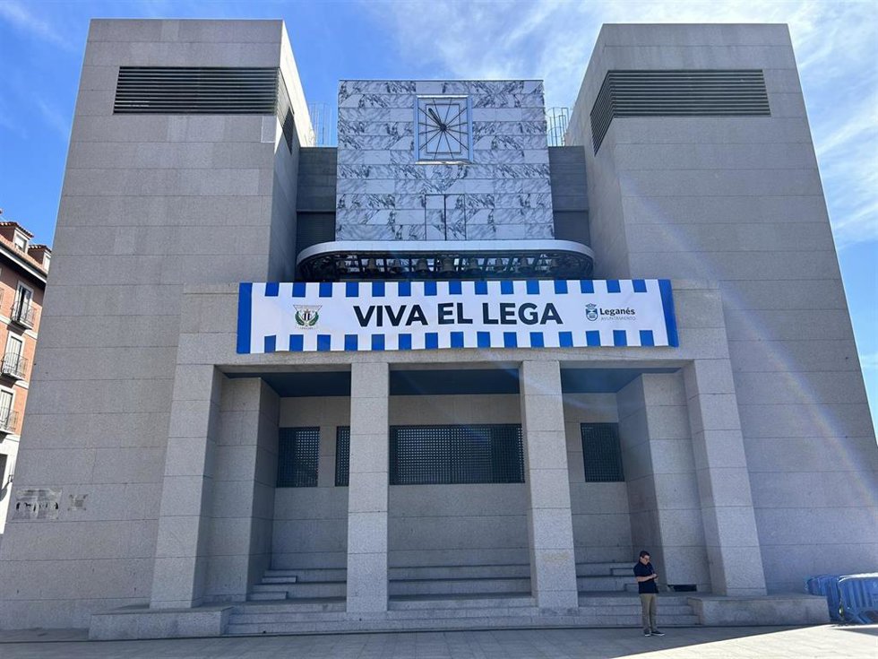 Casa consistorial de Leganés rinde homenaje a el Lega tras su ascenso a Primera