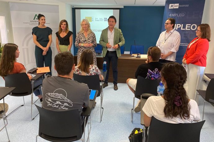 La delegada del Gobierno de la Junta de Andalucía en Cádiz, Mercedes Colombo, y el delegado territorial de Empleo, Empresa y Trabajo Autónomo, Daniel Sánchez Román, en el inicio de un curso de Formación y Empleo en El Puerto