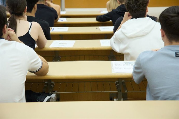 Alumnos en un aula al comienzo de un examen, el primer día de la Evaluación de Acceso a la Universidad (EvAU), en la Politécnica de la Universidad de Alcalá de Henares, a 3 de junio de 2024, en Alcalá de Henares, Madrid (España). Cerca de 40.000 alumnos