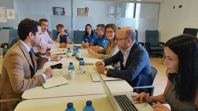 Reunión entre los concejales Rodrigo Nieto, del Ayuntamiento de Valladolid (izda, con americana beige), y de Madrid, José Fernández (dcha, con americana azul oscuro).
