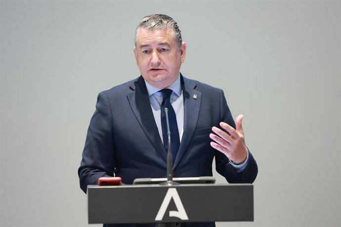 El consejero de la Presidencia, Interior, Diálogo Social y Simplificación Administrativa, Antonio Sanz