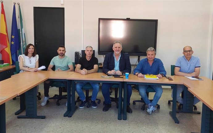 Téllez (3º dcha.), durante la reunión en el Sercla para reactivar la negociación del Convenio de Derivados del Cemento de Córdoba.