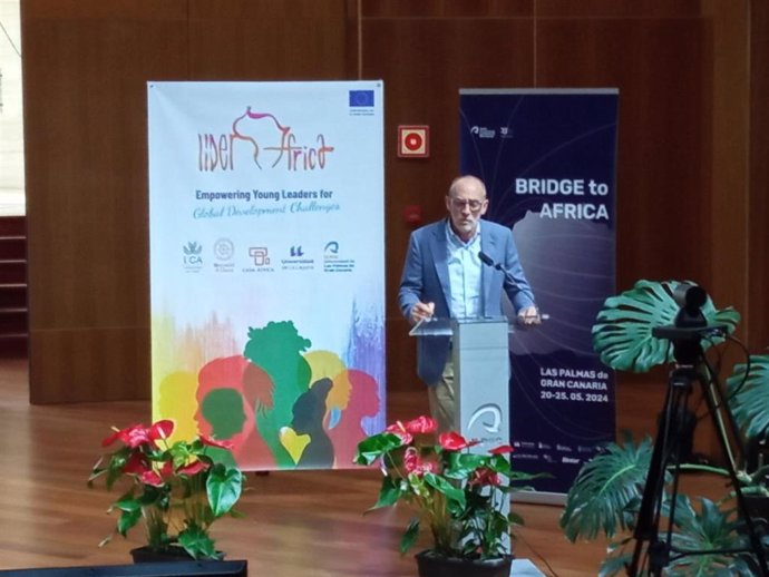 El director de Cooperación de la UHU, Francisco Martín, en el primer Congreso 'Bridge to Africa'.