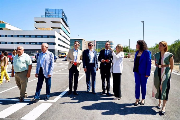 La alcaldesa de Granada, Marifrán Carazo, en el centro a la derecha en la imagen, visita el nuevo parking del Parque Tecnológico de la Salud