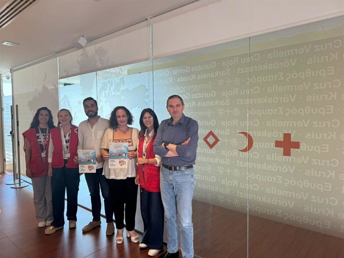Miembros de Cruz Roja y Emacsa durante un encuentro.