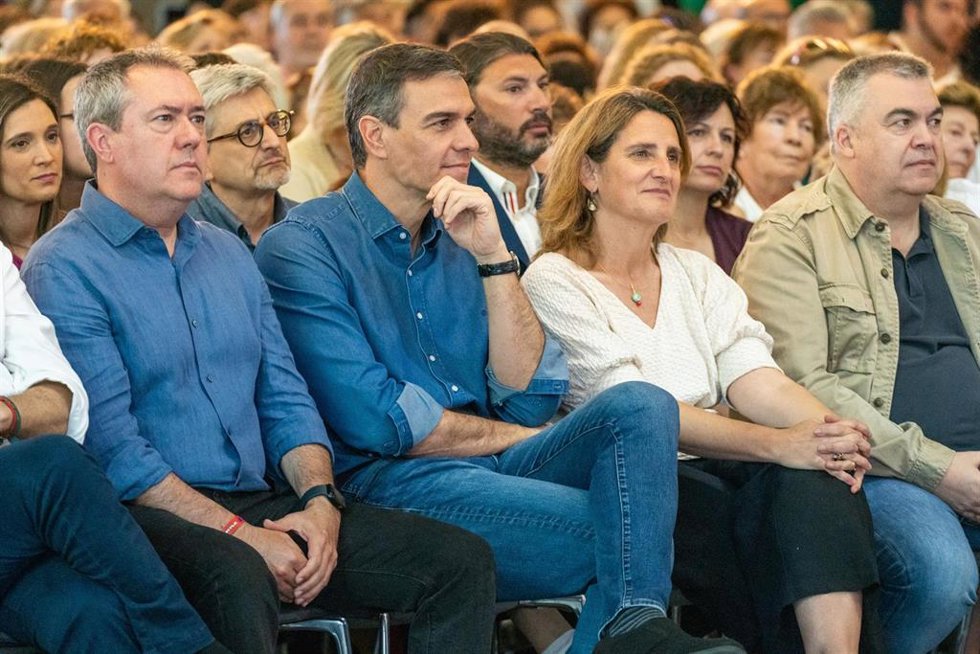 El presidente del Gobierno, Pedro Sánchez, (3d) junto a la candidata socialista europea Teresa Ribera, (2d) y el secretario general del PSOE-A, Juan Espadas (2i) al comienzo del acto, a 25 de mayo de 2024, en Sevilla