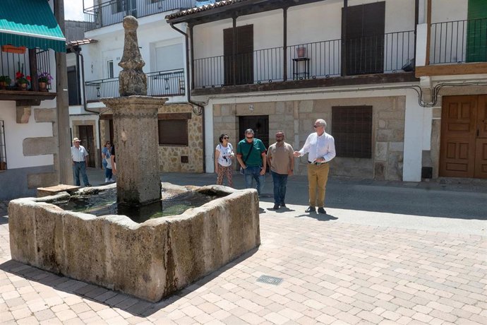 El presidente de la Diputación de Cáceres, Miguel Ángel Morales, visita la localidad de Aldeanueva del Camino