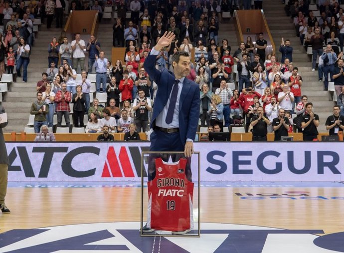 Fernando San Emeterio en un homenaje del Bàsquet Girona en Fontajau (Girona)