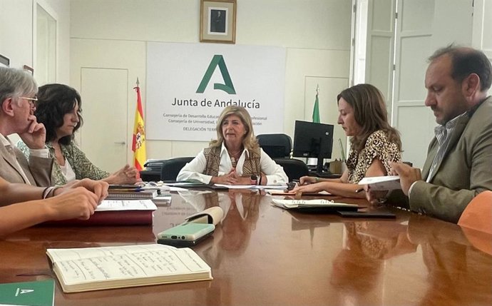 La delegada de Desarrollo Educativo, Formación Profesional y Universidad en la provincia de Cádiz, Isabel Paredes, en una reunión con la alcaldesa de Olvera, Remedios Palma.