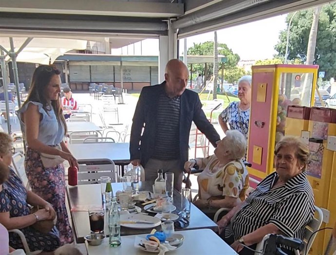 Antonio Hurtado (centro) habla con algunas vecinas del Parque Figueroa.