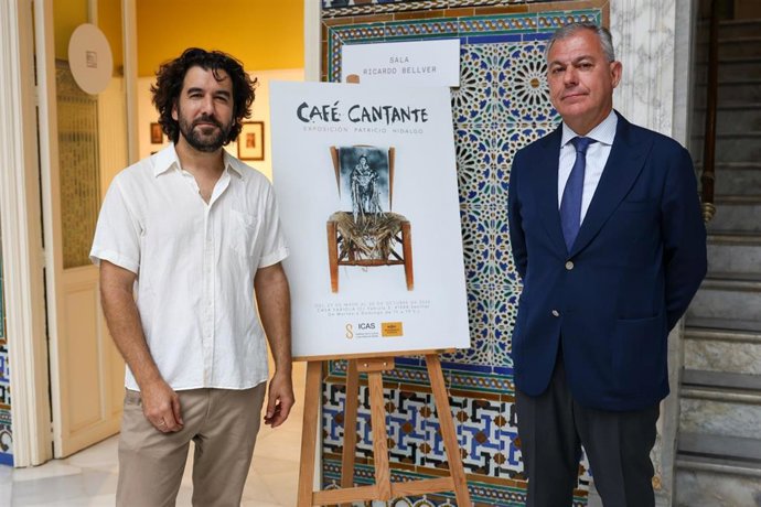 El artista Patricio Hidalgo, junto al alcalde, en la Casa Fabiola.