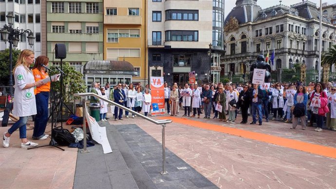 Protesta de los trabajadores de la educación concertada en Oviedo reclamando la equiparación salarial con la pública.