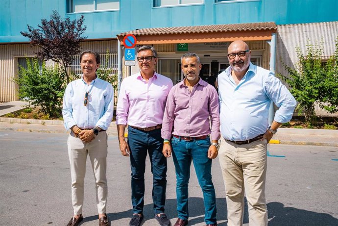 Manuel Gavira (2i) y Alejandro Hernández (1d) junto a Benito Morillo (1i) y Santiago Martínez (2d) ante el Centro de Salud de Priego de Córdoba.