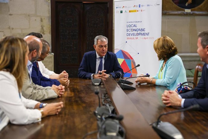 Sanz en la primera reunión de la VI edición del Foro Mundial de Desarrollo Económico Local de 2025, que se celebrará en Sevilla