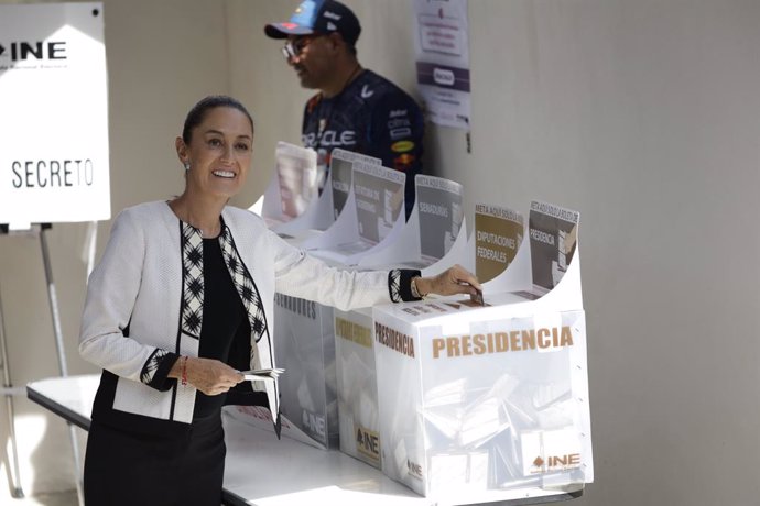 02 June 2024, Mexico, Mexico City: Mexican presidential candidate Claudia Sheinbaum Pardo of the Sigamos Haciendo Historia coalition, casts her vote during the Mexican General Election. Photo: Luis Barron/eyepix via ZUMA Press Wire/dpa