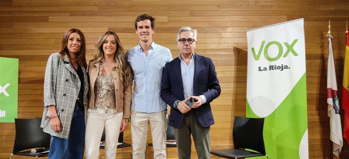 La concejala de Vox en el Ayuntamiento de Logroño, María Jiménez, la candidata 8 a Europa, Marcela Reigia, y los diputados regionales, Ángel Alda y Héctor Alacid, en un acto electoral en Logroño