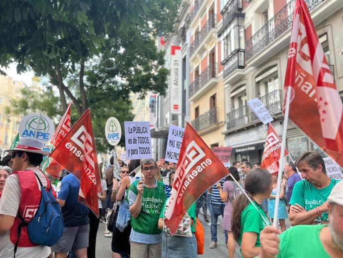 Protesta de 140 personas convocada este lunes por CC.OO., ANPE, CSIF y UGT frente a la sede de la Consejería de Educación, Ciencia y Universidades