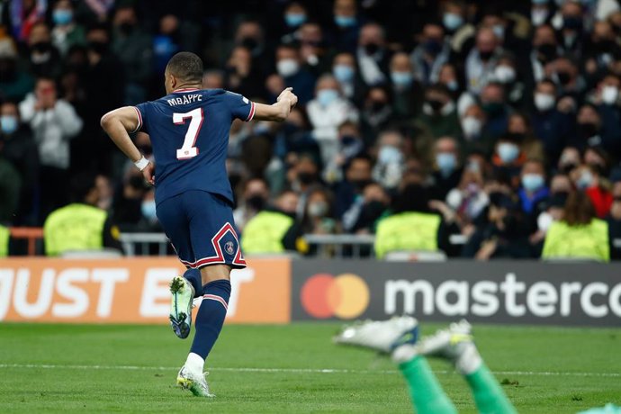 Archivo - Kylian Mbappé celebra su gol con el PSG en la vuelta de los octavos de la Champions 21-22 ante el Real Madrid en el Santiago Bernabéu