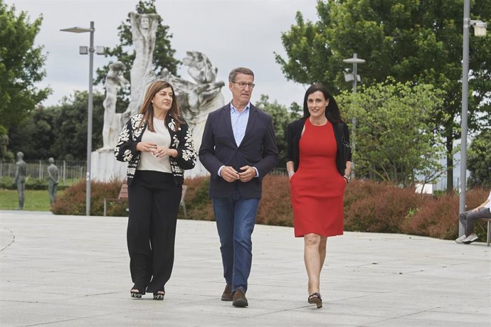 Archivo - (I-D) La presidenta del PP de Cantabria, María José Sáenz de Buruaga, el presidente del Partido Popular, Alberto Núñez Feijóo, y la alcaldesa de Santander, Gema Igual