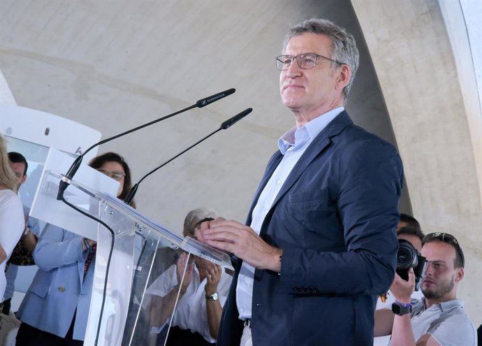 El  presidente del PP, Alberto Núñez Feijóo, durante un mitin, a 3 de junio de 2024, en Santa Cruz de Tenerife, Tenerife, Canarias (España). Feijóo se ha desplazado a Santa Cruz de Tenerife como parte de los actos de campaña del PP de cara a las próximas 