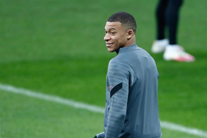 Archivo - El delantero francés Kylian Mbappé, en un entrenamiento con el PSG en el Santiago Bernabéu. 