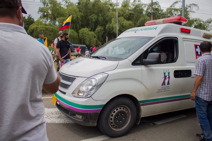 Archivo - May 17, 2021, Dosquebradas, Risaralda, Colombia: An ambulance passes by the blockade as National truckers strike at Dosquebradas- Santa Rosa de Cabal traffic circle Risaralda, Colombia 17 May, 2021. As part of the Anti-government protests in Col