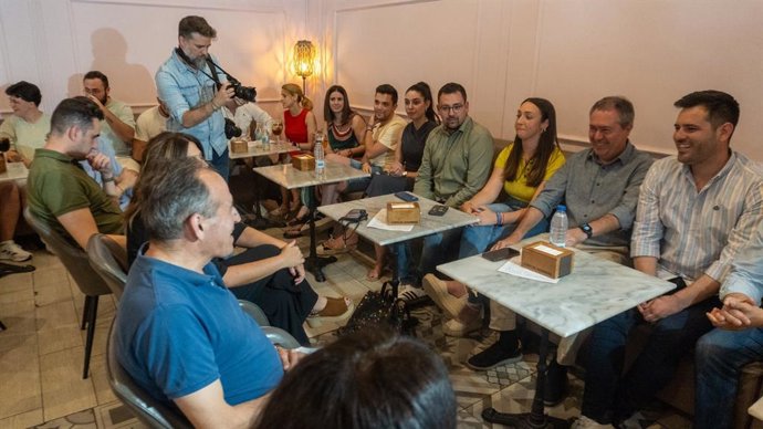 El secretario general del PSOE-A, Juan Espadas, durante un encuentro con jóvenes en Jaén.