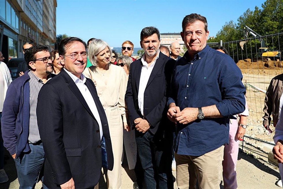 El ministro de Exteriores, José Manuel Albares, con la diputada autonómica Patricia Iglesias, el candidato socialista al PE Nicolás González, y el secretario xeral del PSdeG, José Ramón Gómez Besteiro, en Ferrol