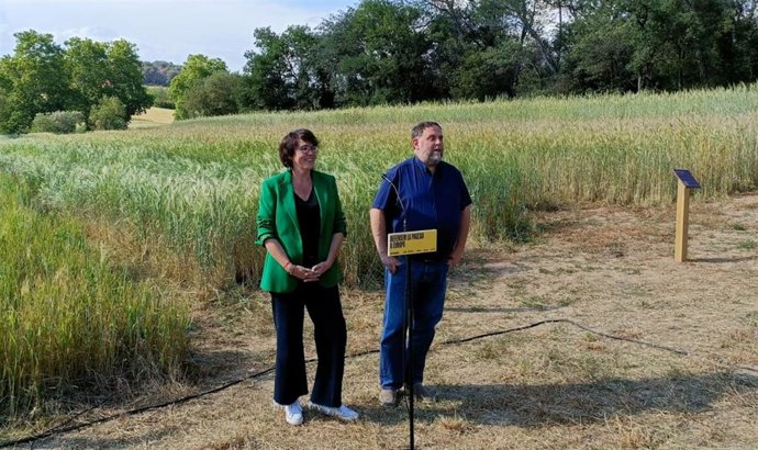 El presidente de ERC, Oriol Junqueras, junto a la candidata de ERC a las elecciones europeas, Diana Riba