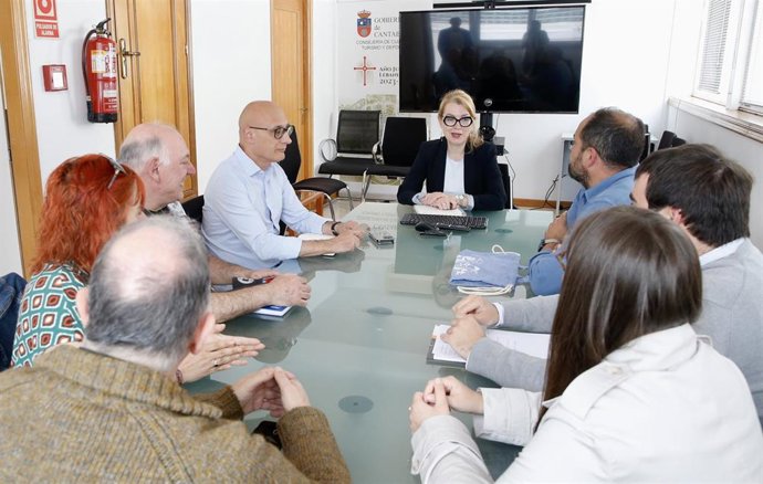 Reunión de la consejera de Cultura con organizadores de festivales folk en Cantabria