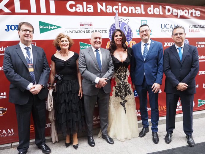 El alcalde de Valladolid, Jesús Julio Carnero; la concejala de Deportes, Mayte Martínez, y el diputado de Deportes, Javier González, junto con directivos de la APDV en la Gala Nacional del Deporte en Albacete.