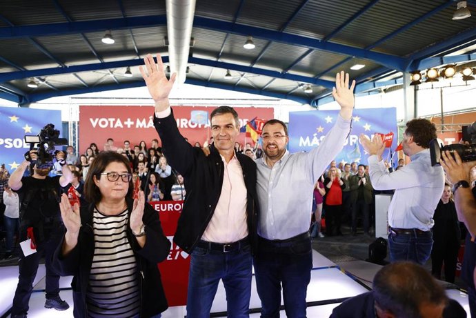 El presidente de Asturias, Adrián Barbón, el presidente del Gobierno nacional, Pedro Sánchez, la vicesecretaria general de la Agrupación Socialista de Gijón, Begoña Fernández, en un mitin en Gijón.