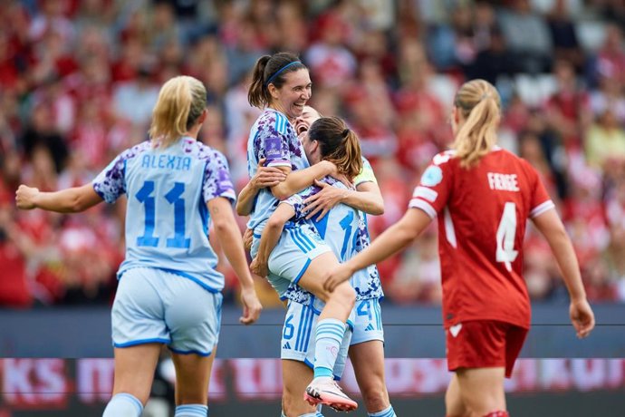 La selección española celebra uno de los goles ante Dinamarca en el último partido