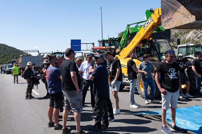 Agricultors durant una protesta en l'autopista AP7 a l'altura de li Perthus, a la frontera entre Espanya i França, a 3 de juny de 2024