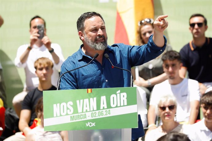 El líder de VOX, Santiago Abascal, interviene durante un acto de campaña de VOX, en la plaza Julián Romea, a 2 de junio de 2024, en Murcia, Región de Murcia (España).