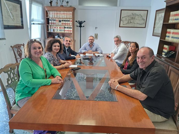 El conseller de Educación y Universidades, Antoni Vera, reunido con representantes del Ayuntamiento de Es Castell.