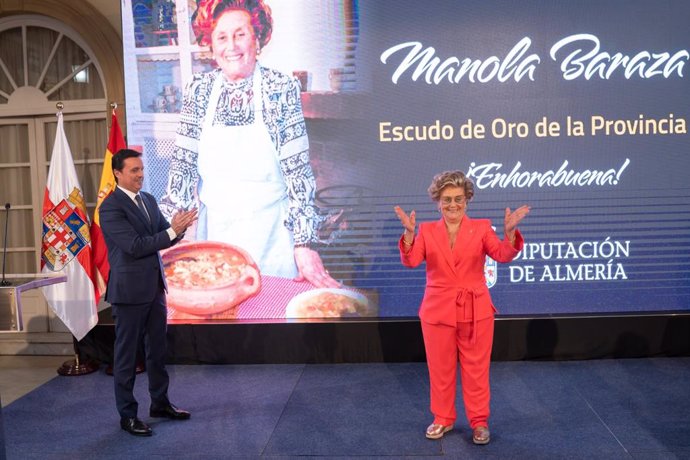 Manola Baraza recibe el aplauso del público y del presidente de la Diputación, Javier A. García.